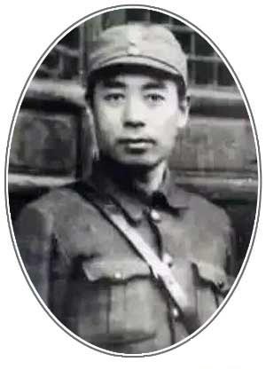 1939年，周恩来在浙江临安市天目山的戎装照，时年41岁