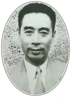 1946年，周恩来在上海周公馆，时年48岁